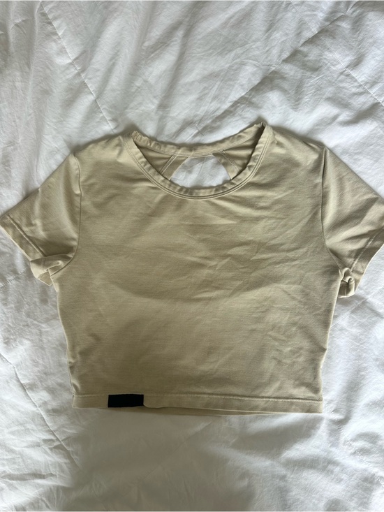 Alphalete Tops - Alphalete Short Sleeve Crop Tee in Beige